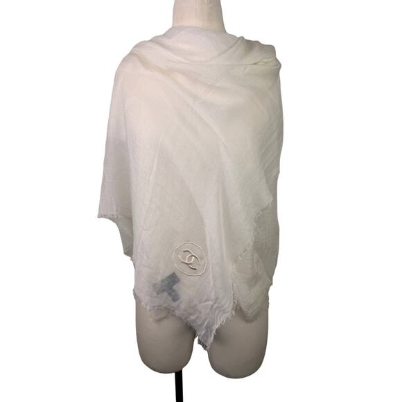 CHANEL Christmas 2009 White LARGE Scarf Cashmere CC Logo Embroidered Around Neck - Picture 2 of 9